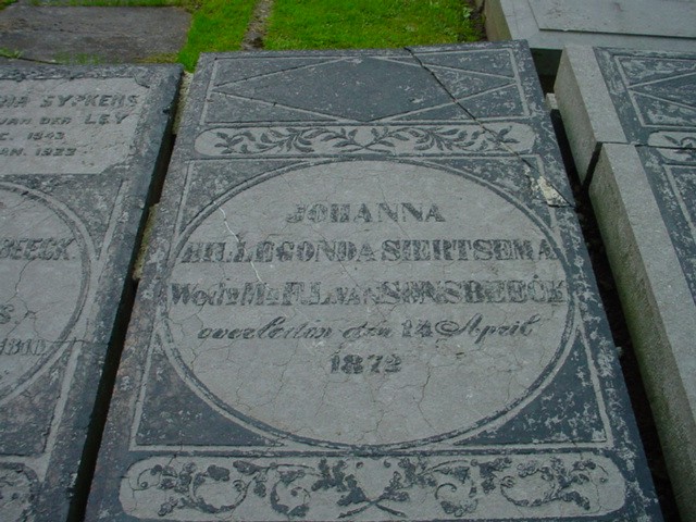 Graf van Johanna Hillegonda Siertsema (1788-1872), echtgenote van Frederik Lodewijk Sonsbeeck (13-09-1818 - 29-01-1880). Noorderbegraafplaats Moesstraat 98A, Groningen. Bron: Online-begraafplaatsen.nl.