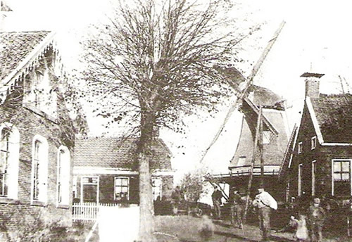 Links het cafá en de winkel van Delger met rechts de molen.